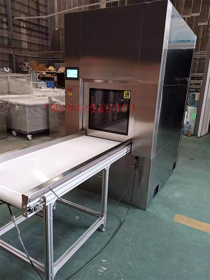 輸送帶傳遞窗還可吹淋被傳遞物品的表面，防止物品可能攜帶塵埃進(jìn)入潔凈室。