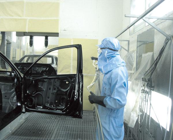 汽車涂裝車間生產(chǎn)工人穿著防靜電連體服正在工作
 汽車涂裝車間生產(chǎn)工人穿著防靜電連體服正在工作